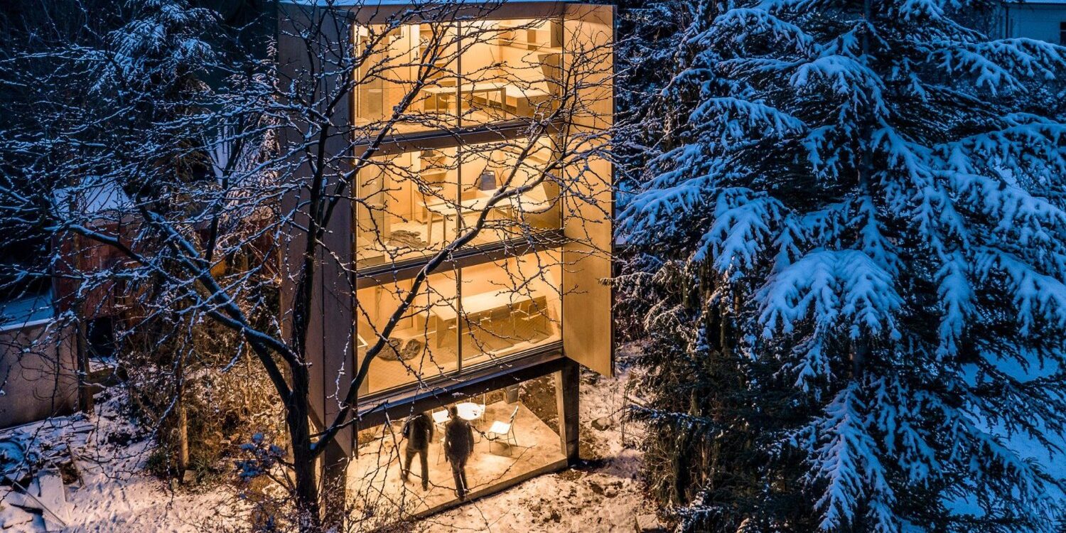Šépka Architekti Raises a Wardrobe-Like Prefab Timber Home in a Prague Garden
