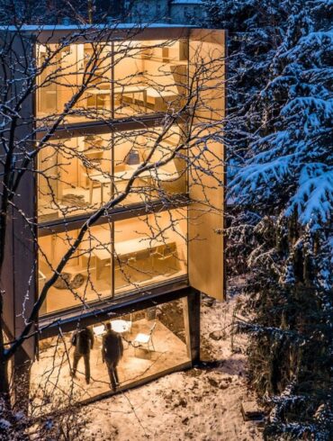 Šépka Architekti Raises a Wardrobe-Like Prefab Timber Home in a Prague Garden